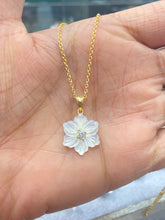 Load image into Gallery viewer, Mother Pearl Flower Necklace