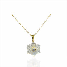 Load image into Gallery viewer, Mother Pearl Flower Necklace