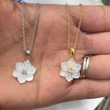 Load image into Gallery viewer, Mother Pearl Flower Necklace