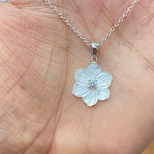 Load image into Gallery viewer, Mother Pearl Flower Necklace