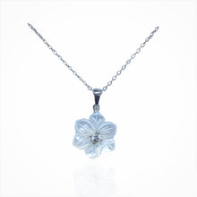 Load image into Gallery viewer, Mother Pearl Flower Necklace